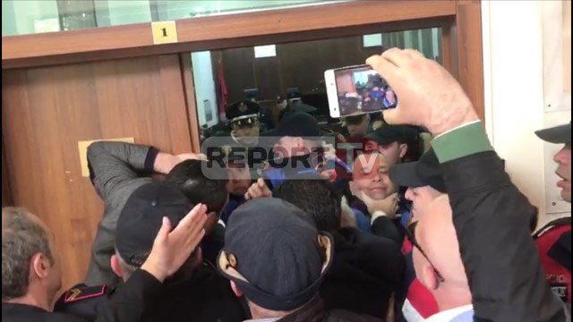 Report TV - ‘Hape derën, mos e prek se është deputet’/ Flamur Noka i ve duart ne grykë policit