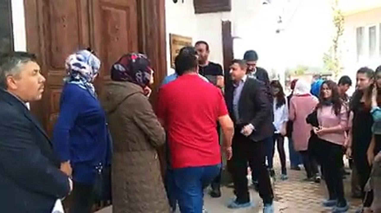 ŞUHUTTAN ZAFERE KOCATEPE YOLUNDA SON ETAPTA AFYON TOKİ ANADOLU LİSESİ VE AFYON SOSYAL BİLİMLER LİSESİ İLE TAŞOLUK TAN GELEN MİSAFİRLERİN ÖĞRETMENLERİ ŞUHUT ATATÜRK EVİNİN KAPILARINI AÇIYORLAR HABİB AKALIN FARKI