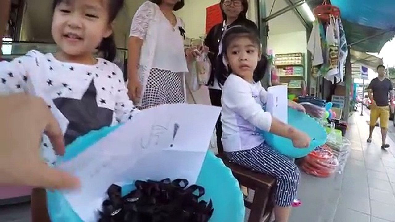 แจกโบว์ดำ ไว้ทุกข์ถวายอาลัยให้พ่อหลวงของแผ่นดิน | ทำดีเพื่อพ่อ | แม่ปูเป้ เฌอแตม Tam Story