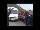 Report TV - Elbasan, protestuesit i hapin rrugën Ambulancës