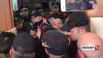 Report TV - Flamur Noka kap për fyti dhe godet policët