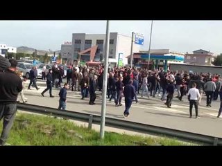 Скачать видео: Pa Koment - Protesta e opozitës, bllokohet rruga në Vorë - Top Channel Albania - News - Lajme