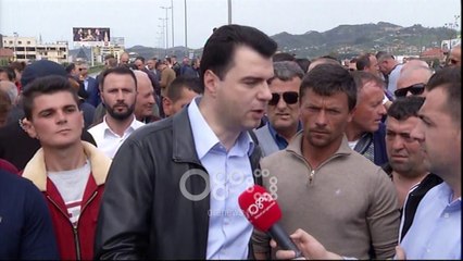 Ora News - Opozita nis mosbindjen civile, bllokon rrugët për 2 orë, djeg goma