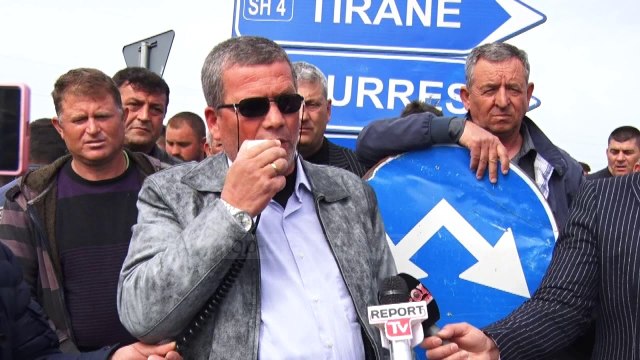 Lushnje, protestuesit ndalojnë lëvizjen për në jug - Top Channel Albania - News - Lajme