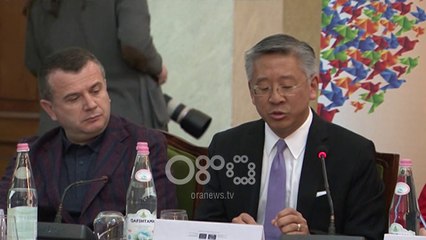 Ora News - Donald Lu tregon eksperiencen kur në marshimin krah LGBTIQ u goditën me vezë e domate