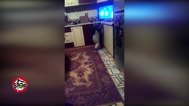 Stop - 2 vjec, por fanse e “Stop”-it, Ajmelida Aliu, duke ndjekur fillimin e emisionit...