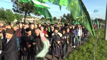 Binlerce Çerkes ve Abhaz, sürgünde ölen atalarını andı... Denize çelenk ve karanfil bırakan vatandaşlar duygularına hakim olamadı
