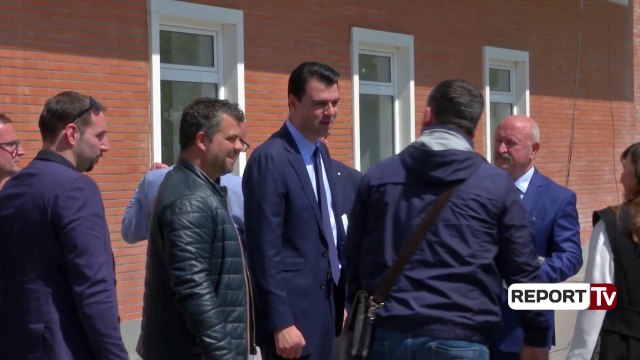 Report TV - Basha dëgjesë me artistët: Do bëjmë gjithçka që të mos shembet Teatri Kombëtar