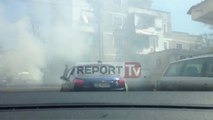 Report TV - Mercedesi digjet në mes të rrugës në Librazhd, qytetarët kalojnë të qetë pranë tij