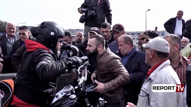 Report TV - Bllokimi i rrugëve/ Procedohen Basha, Kryemadhi dhe disa deputetë të opozitës