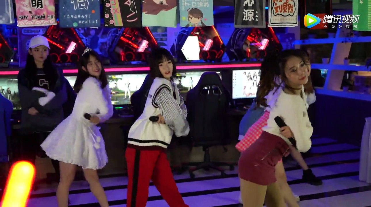 創造101_杨超越_CH2在主题网吧的表演，歌曲太好听，动作依然跟不上