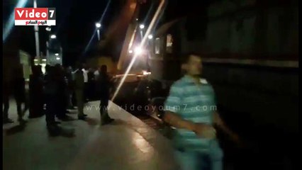 فيديو.. رفع جرار قطار الزقازيق - طنطا على قضبان محطة السنطة بالغربية