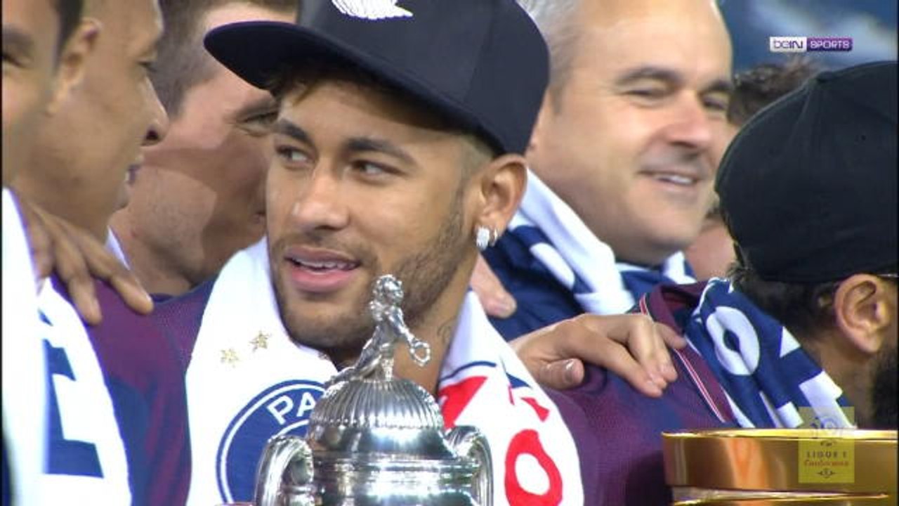 PSG receive Ligue 1 trophy
