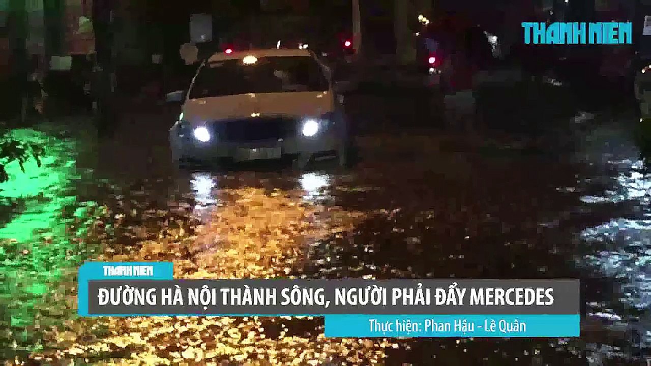 Đường Hà Nội thành sông, người phải đẩy Mercedes trong mưa lớn