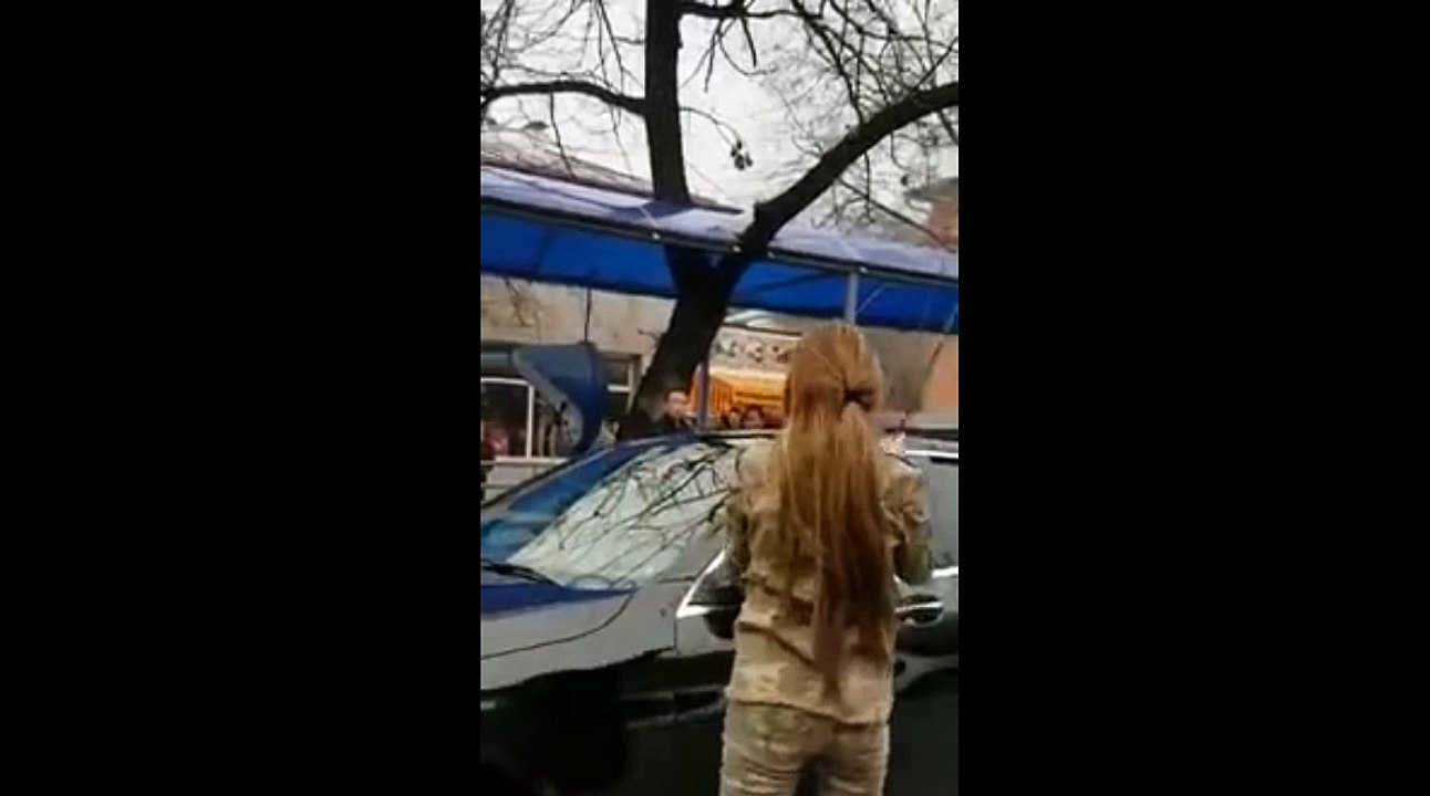 سيده تضرب رجل فى الشارع