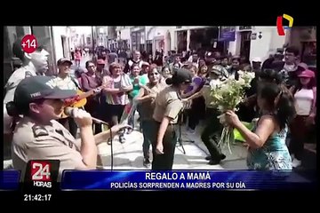 Agentes de la PNP sorprenden a madres por su día con homenaje
