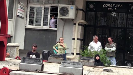 Balkonda mahsur kalan kadını itfaiye kurtardı - ADANA