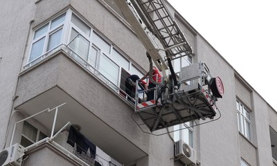 Minik kızı kapıyı kilitledi, anne balkonda mahsur kaldı