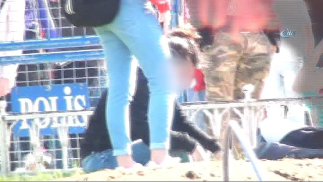 Taksim’de alkol kullanan genç kız ayakta durmakta zorlandı