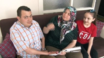 Bedensel engelli iki çocuğuna gözü gibi bakıyor