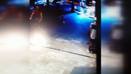 İngiliz genç, arkadaşını tek yumrukta böyle yere serdi