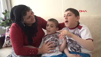 Manisa-Engelli İki Çocuğuna Bebek Gibi Bakıyor