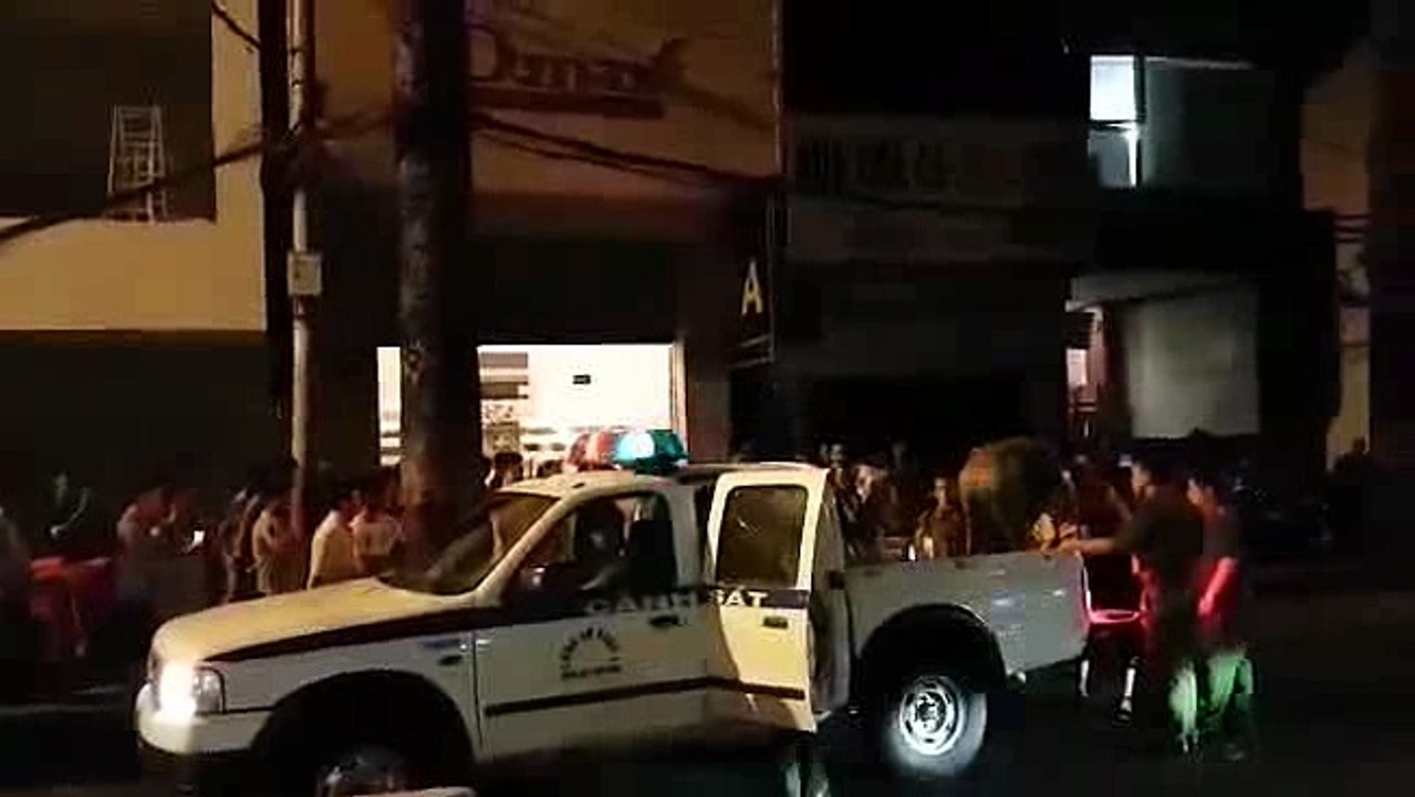 Hàng trăm cảnh sát ngăn đường đột kích nhà hàng thác loạn Dmax