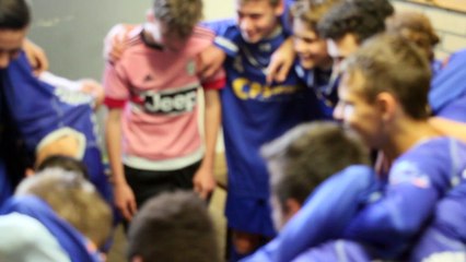 LES U15A  APRES LEUR VICTOIRE 23 à 0 CONTRE ANICHE DANS LE VESTIAIRE