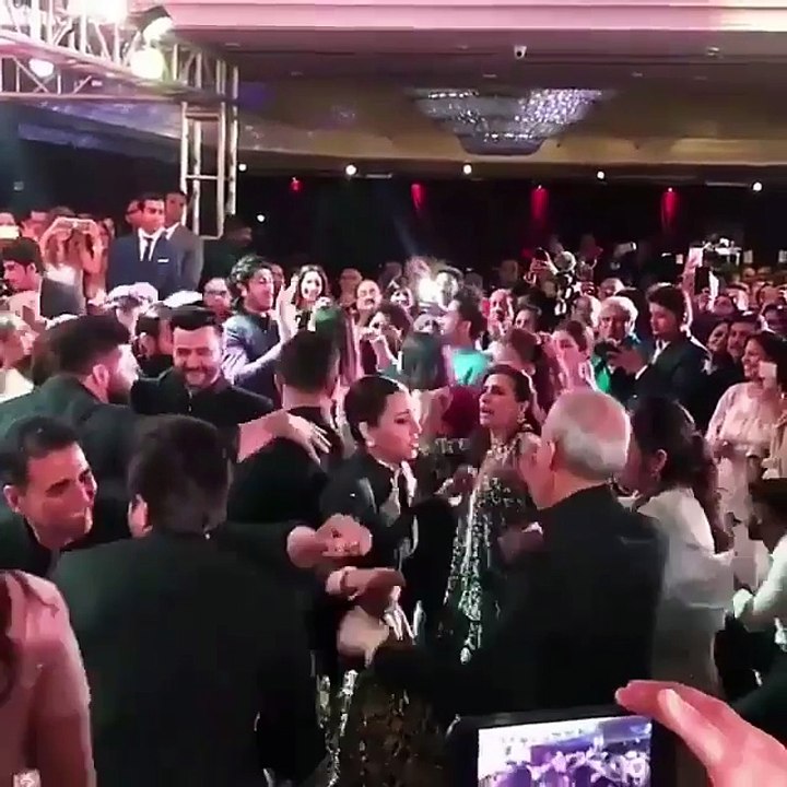 Akkkkiii _heart_️_heart_️ Awww just look at how happy Anil Kapoor is when he drags Akshay Ku