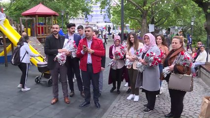 Annelere karanfil dağıttılar - ANKARA