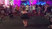 Une femme bourrée vient interrompe des breakdancers pour faire des backflips