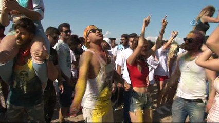 Gökkuşağı renkleri yüzlerde hayat buldu-