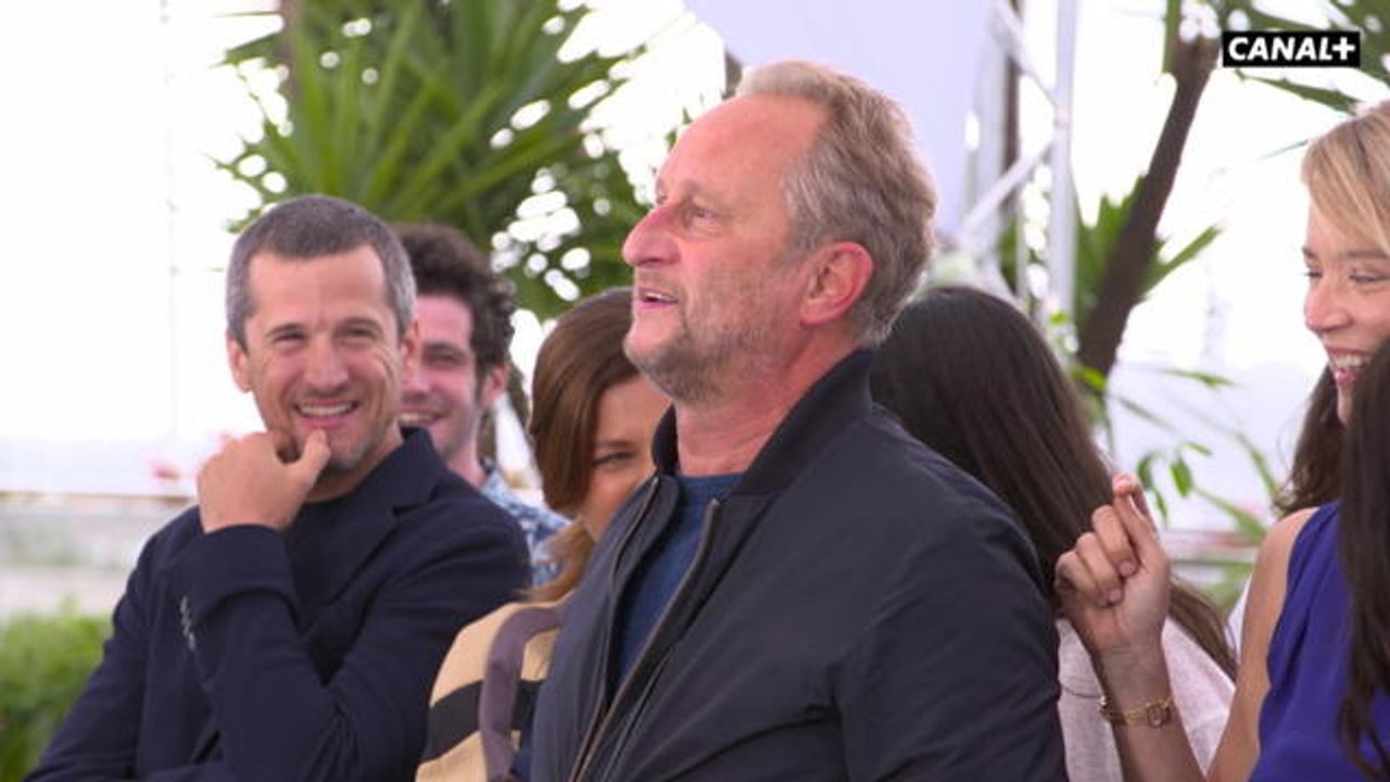 Le grand show de Benoît Poelvoorde lors du Photocall Le Grand Bain - Cannes 2018
