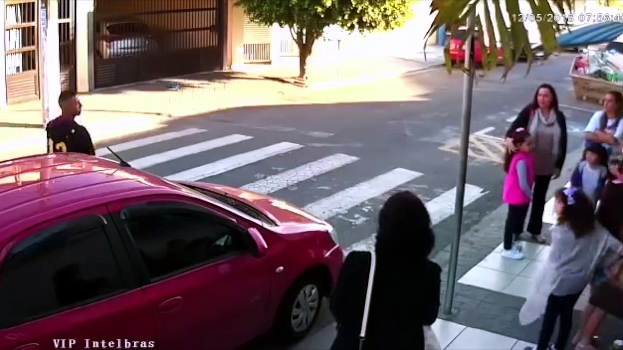 Mãe da Polícia Militar reage a assalto na porta do colégio