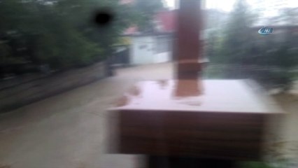 Ergani’de aşırı yağış sele neden oldu