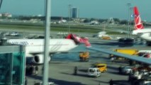 Asiana Havayolları’na ait uçak Atatürk Havalimanı'nda park halindeki uçağa çarptı