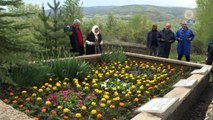 Başbakan Binali Yıldırım, annesinin mezarını ziyaret etti