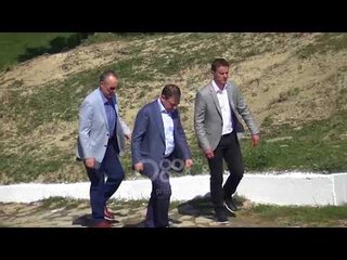 Ora News -  Kujtohet Ibrahim Kodra, lule e homazhe në varrin e tij