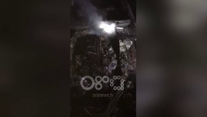 Ora News - Tiranë, zjarri djeg 2 makina në garazhin e një pallati