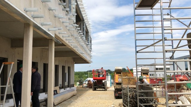 Laval: visite du futur bâtiment pour les étudiants en droit et professeurs des écoles