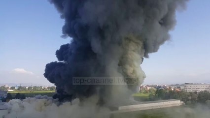 Zjarr i madh në një fabrikë riciklimi mbetjesh