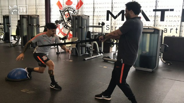 Fagner faz trabalho de recuperação no Corinthians