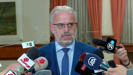 Иванов и понатаму го држи во заложништво Законот за јазици