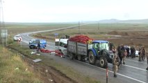 Yolcu Minibüsüyle Traktör Çarpıştı: 2 Ölü 10 Yaralı - Bitlis