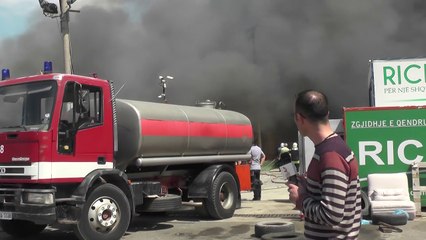 360° Gradë - Tiranë, Zjarr I Fuqishëm Në Një Fabrikë Riciklimi Në Kashar