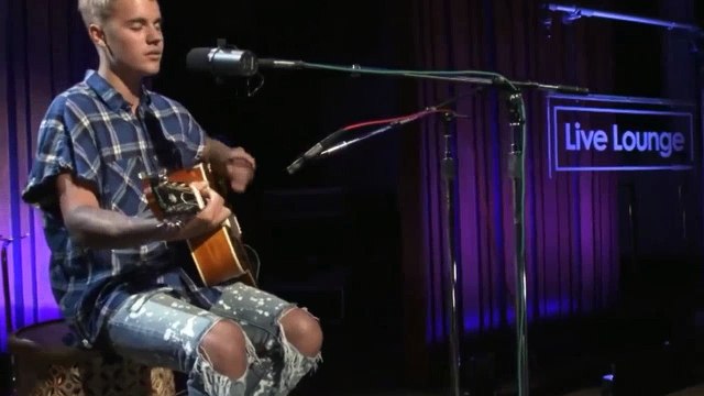 Justin perform FAST CAR of Tracy Chapman on BBC Radio 1 Live Lounge.