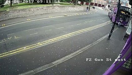 Il se fait renverser par un bus mais regardez sa réaction... Aller, au bar