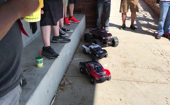 Leurs voitures télécommandées sont tellement puissantes qu'elles roulent sur l'eau