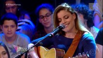 Fantine Thó cantando no Altas Horas