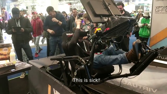 Un joueur excité dans un simulateur en réalité virtuelle